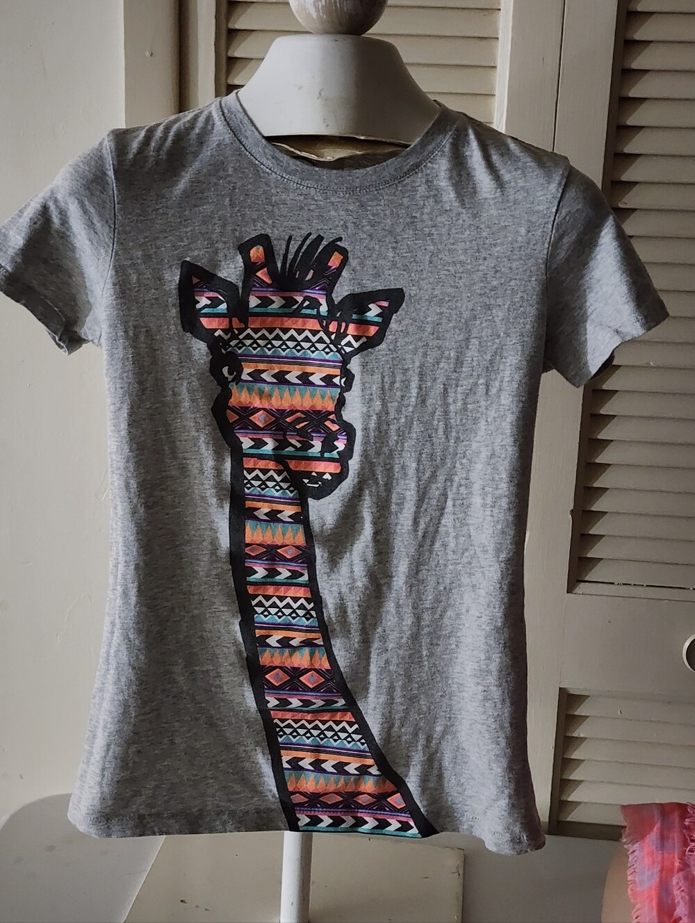 Girls' Gray Short-Sleeve Tee with Colorful Patterned Giraffe